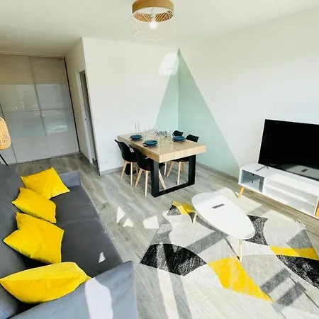 Hébergement de vacances Bnb2You Private Room N2 In Roommate Appartment Design Near Switzerland Annemasse